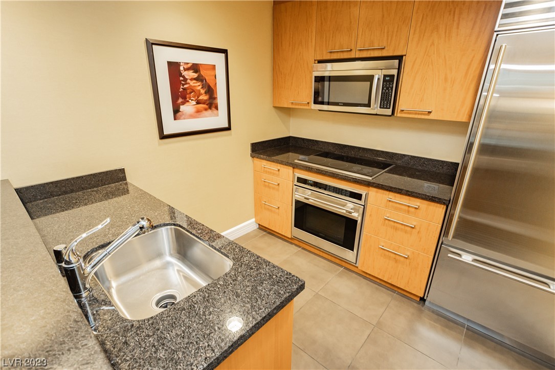 2000 North Fashion Show Drive 4511