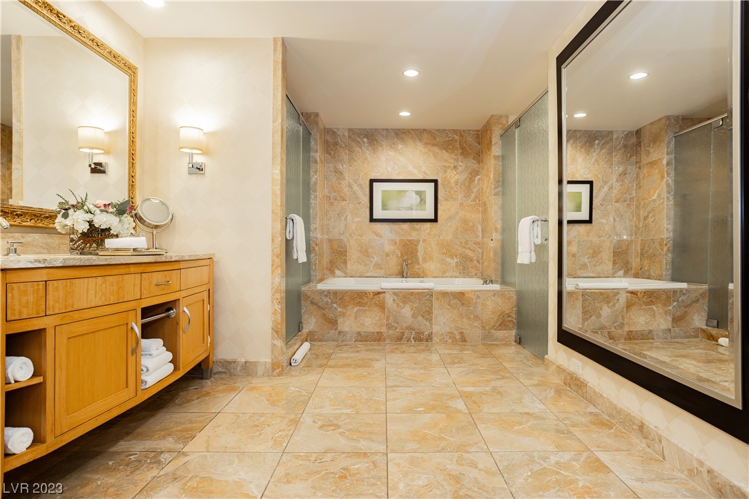 2000 North Fashion Show Drive 4511