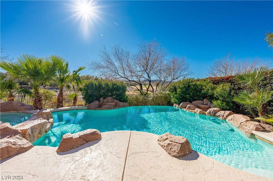 39 VIA PARADISIO Street