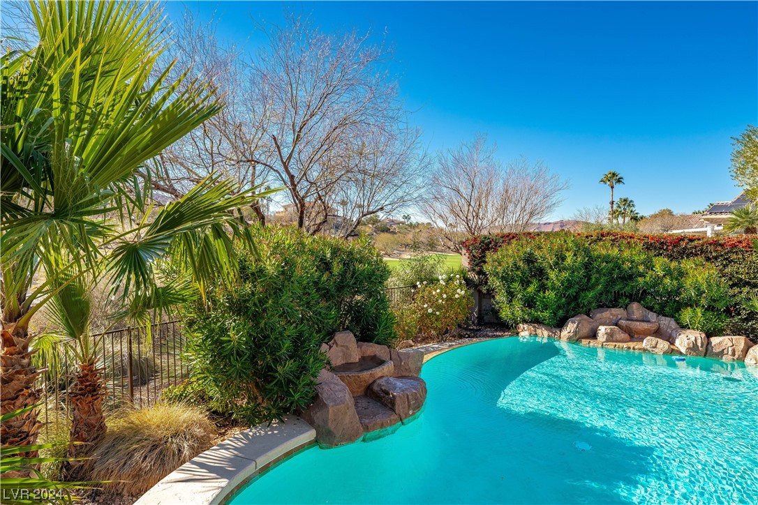 39 VIA PARADISIO Street