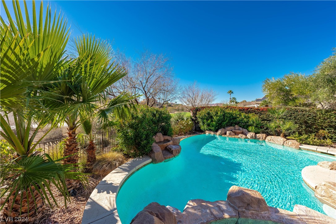 39 VIA PARADISIO Street