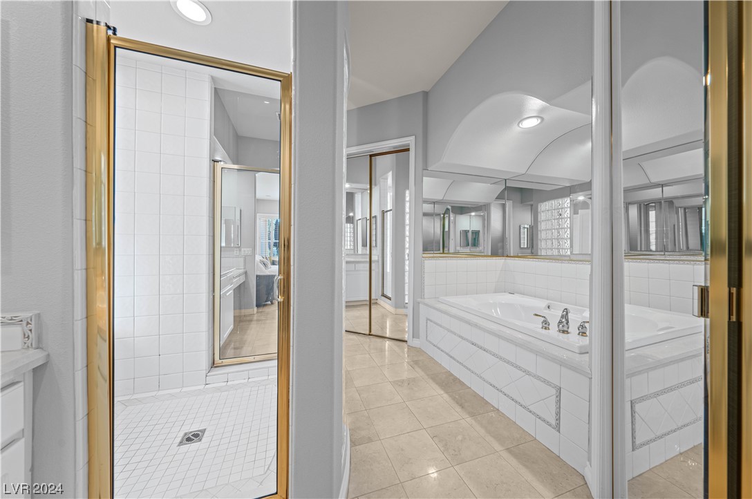 39 VIA PARADISIO Street