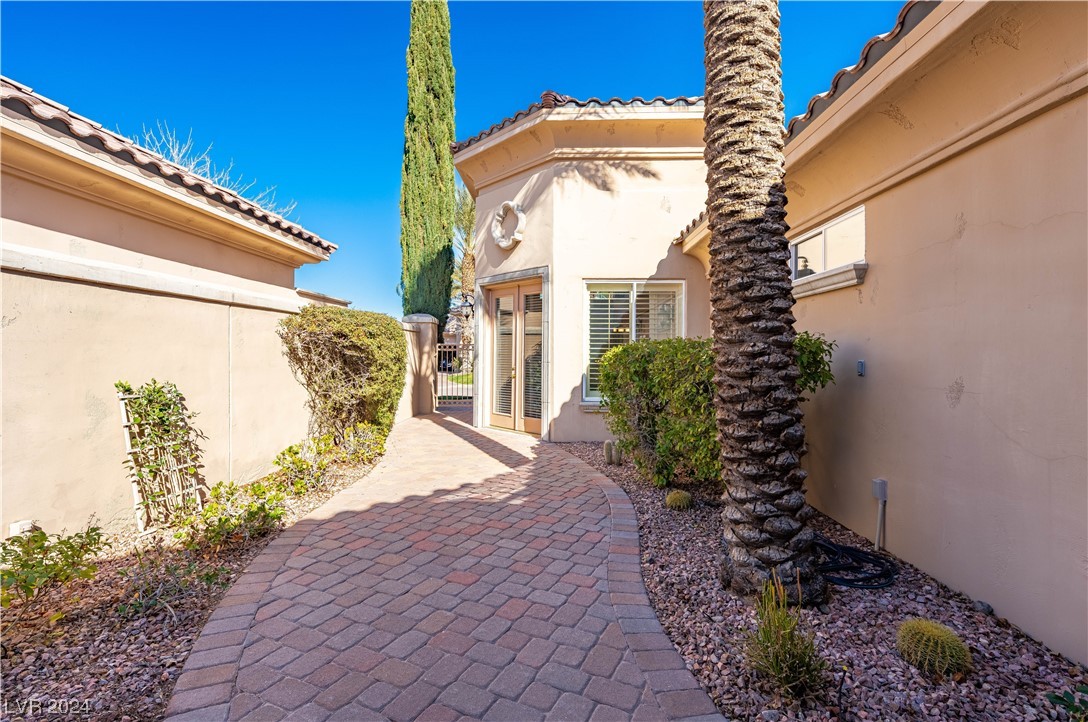 39 VIA PARADISIO Street