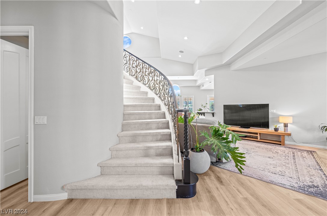 39 VIA PARADISIO Street