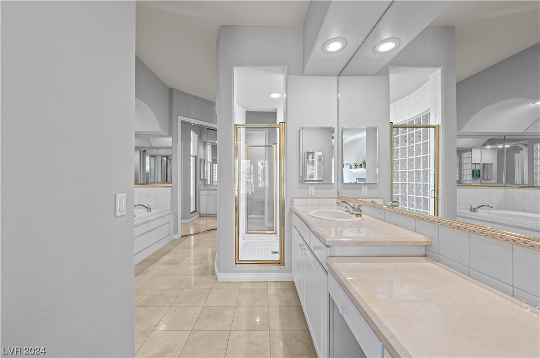 39 VIA PARADISIO Street