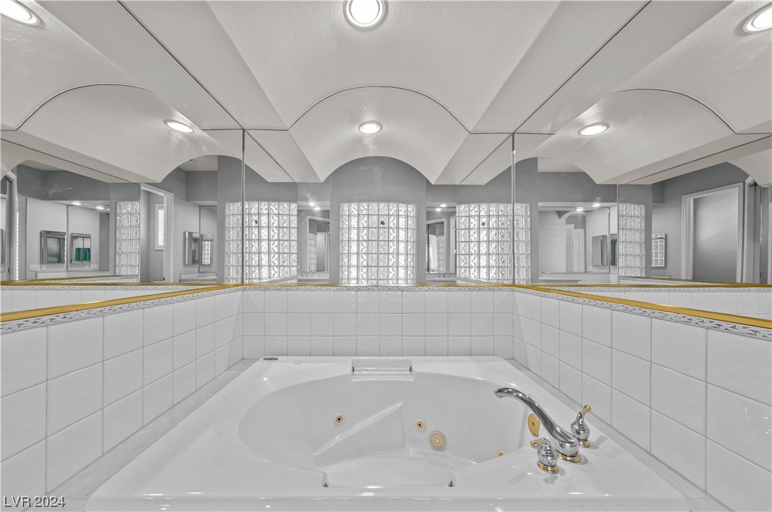 39 VIA PARADISIO Street