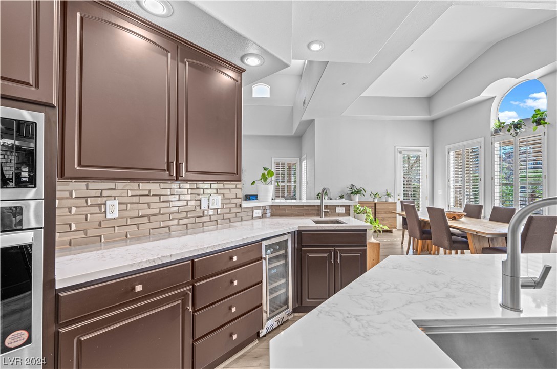 39 VIA PARADISIO Street