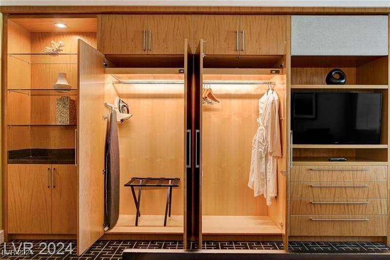 2000 North Fashion Show Drive 4103