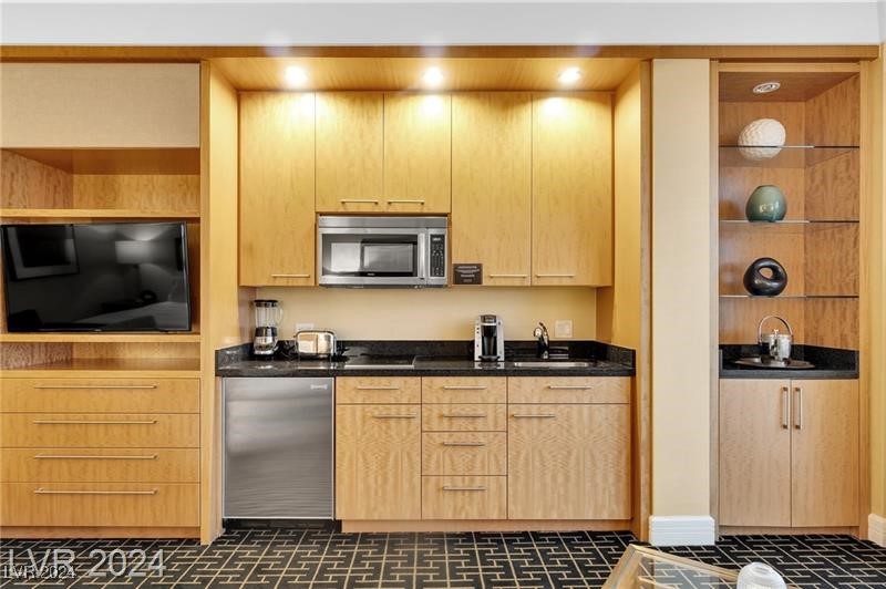 2000 North Fashion Show Drive 4103