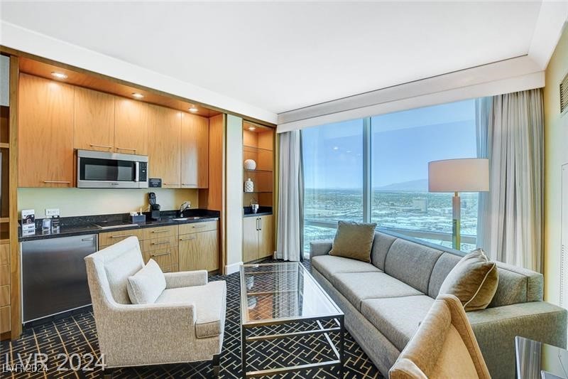 2000 North Fashion Show Drive 4103