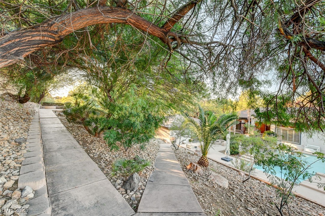 5 Karsten Creek Court