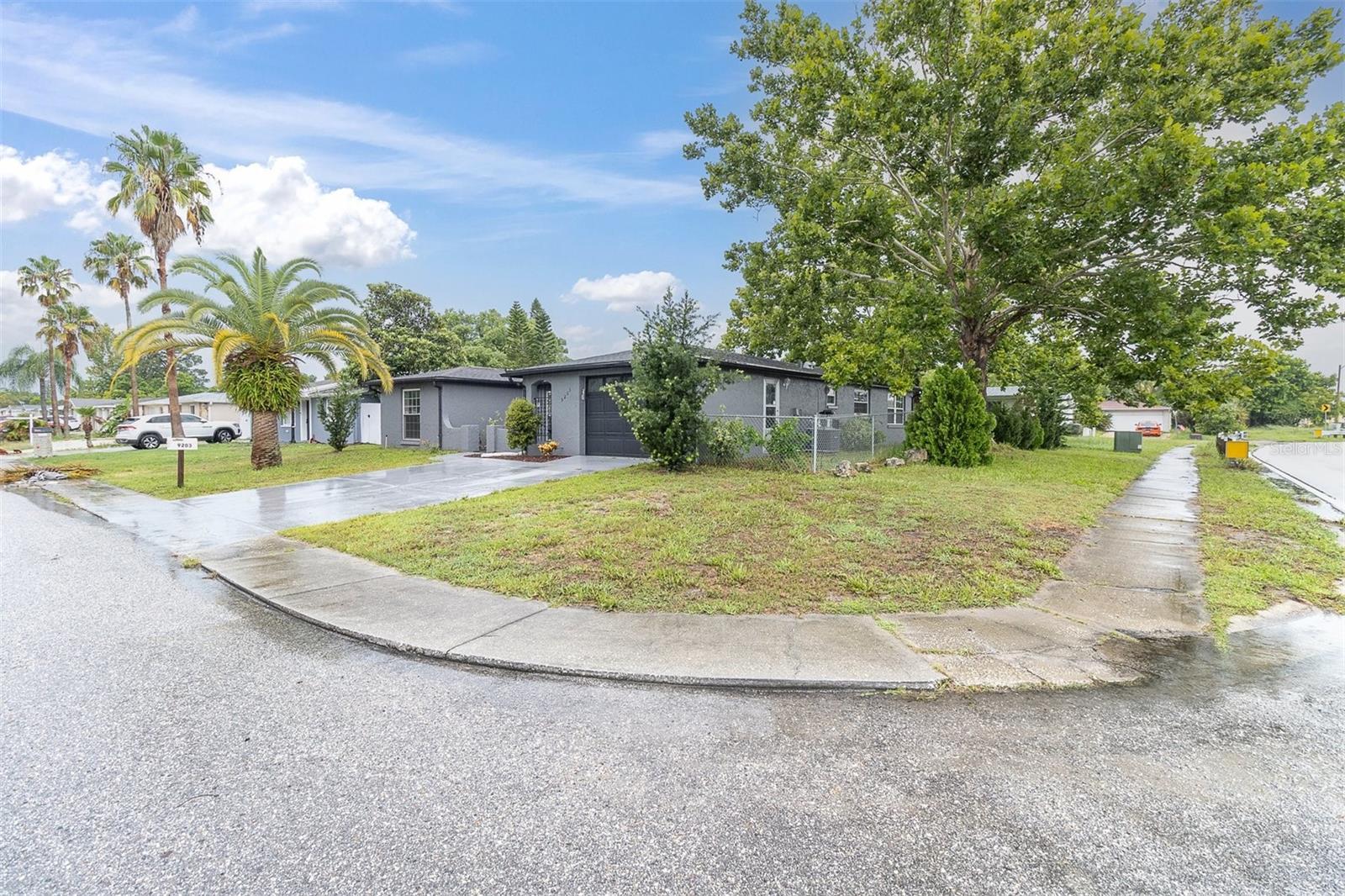 9203 GREENBRIAR LN