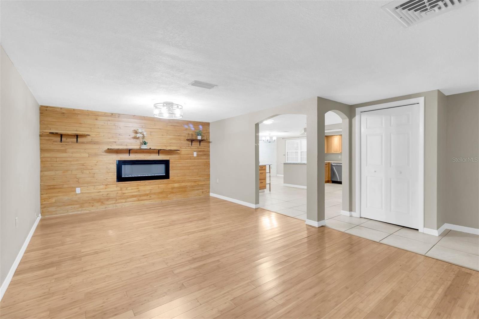 9203 GREENBRIAR LN