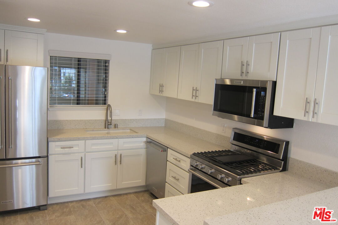2909 Arizona Ave Unit: 16