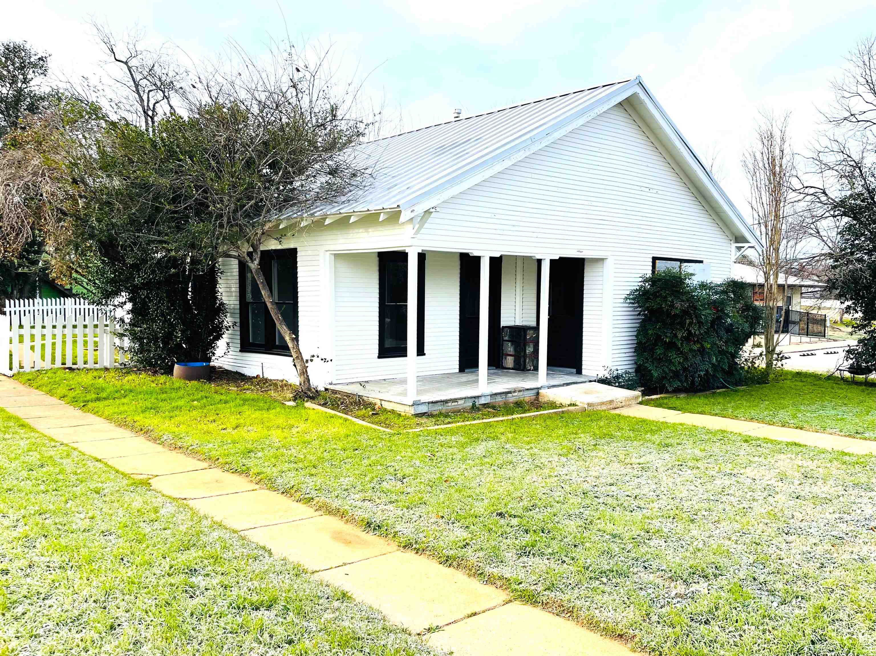 110 E Lampasas