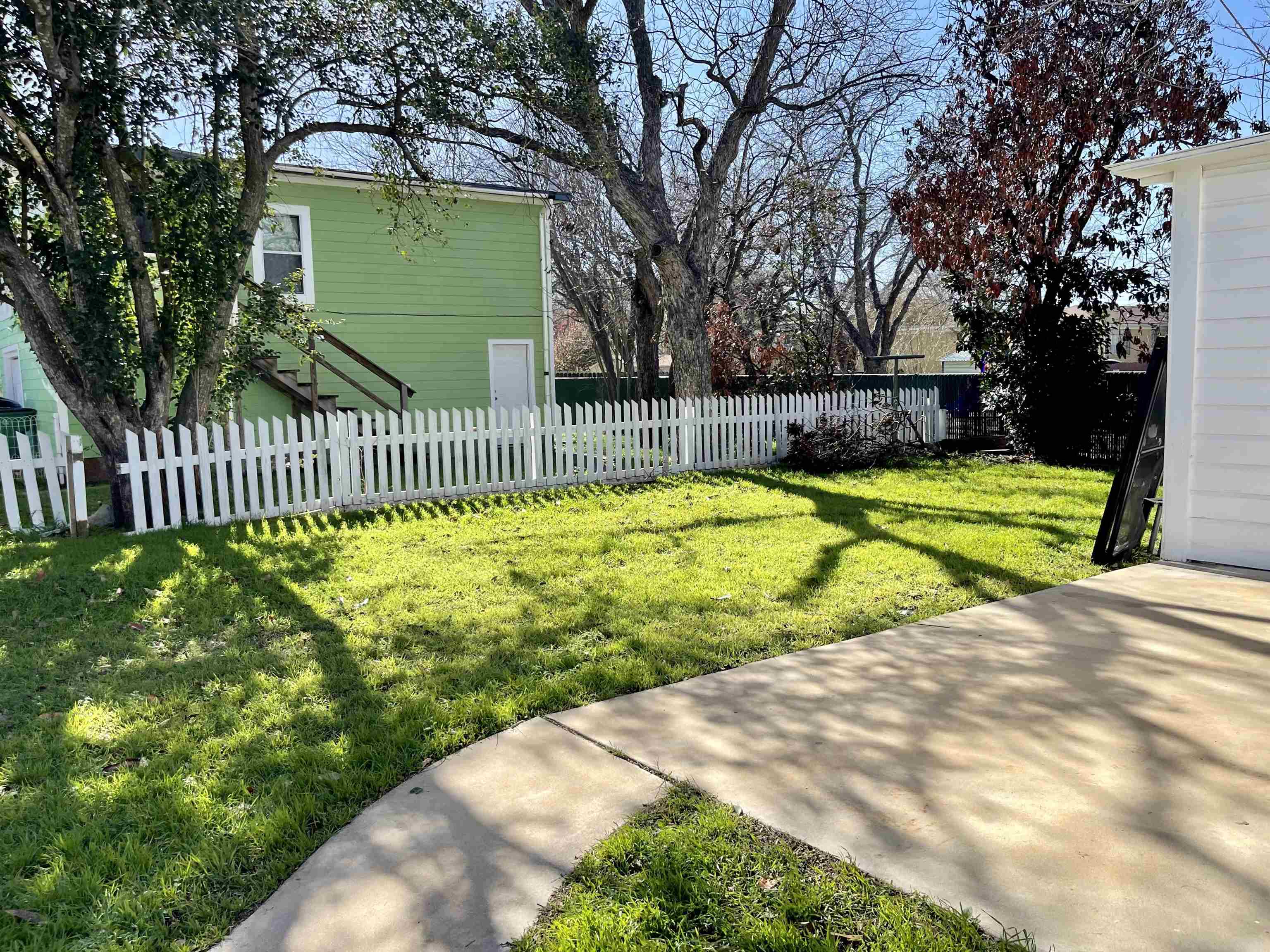 110 E Lampasas