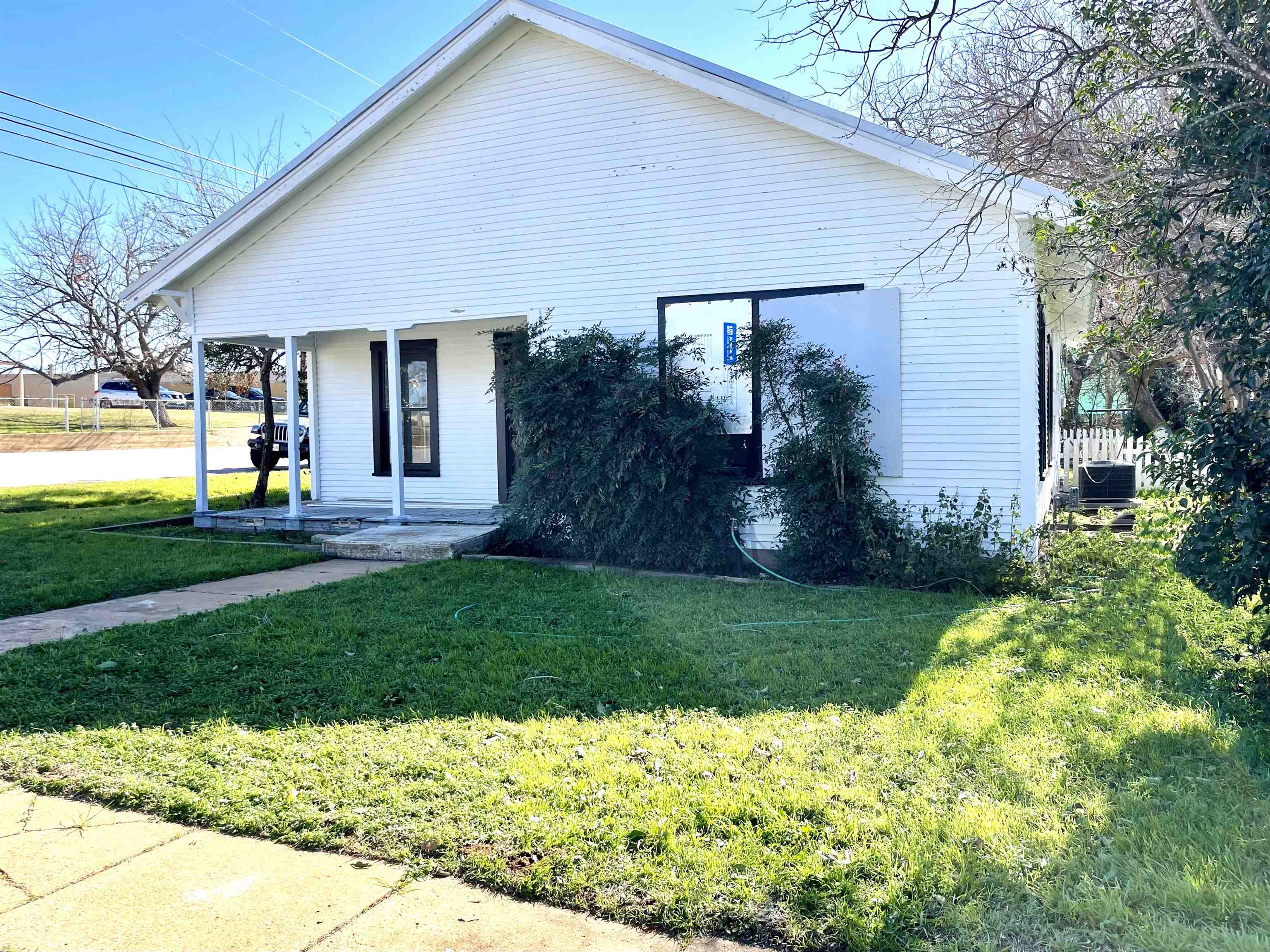 110 E Lampasas