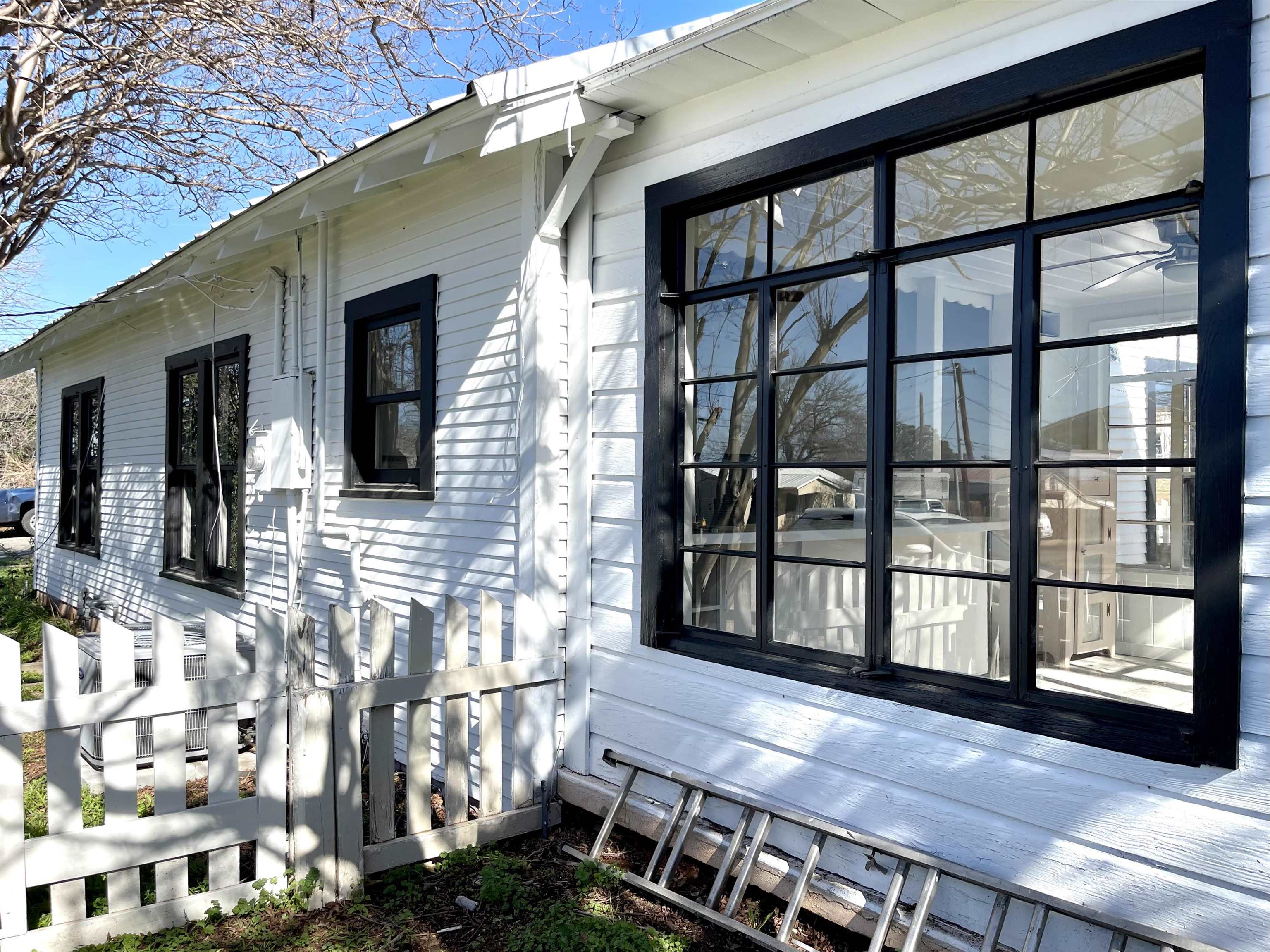 110 E Lampasas