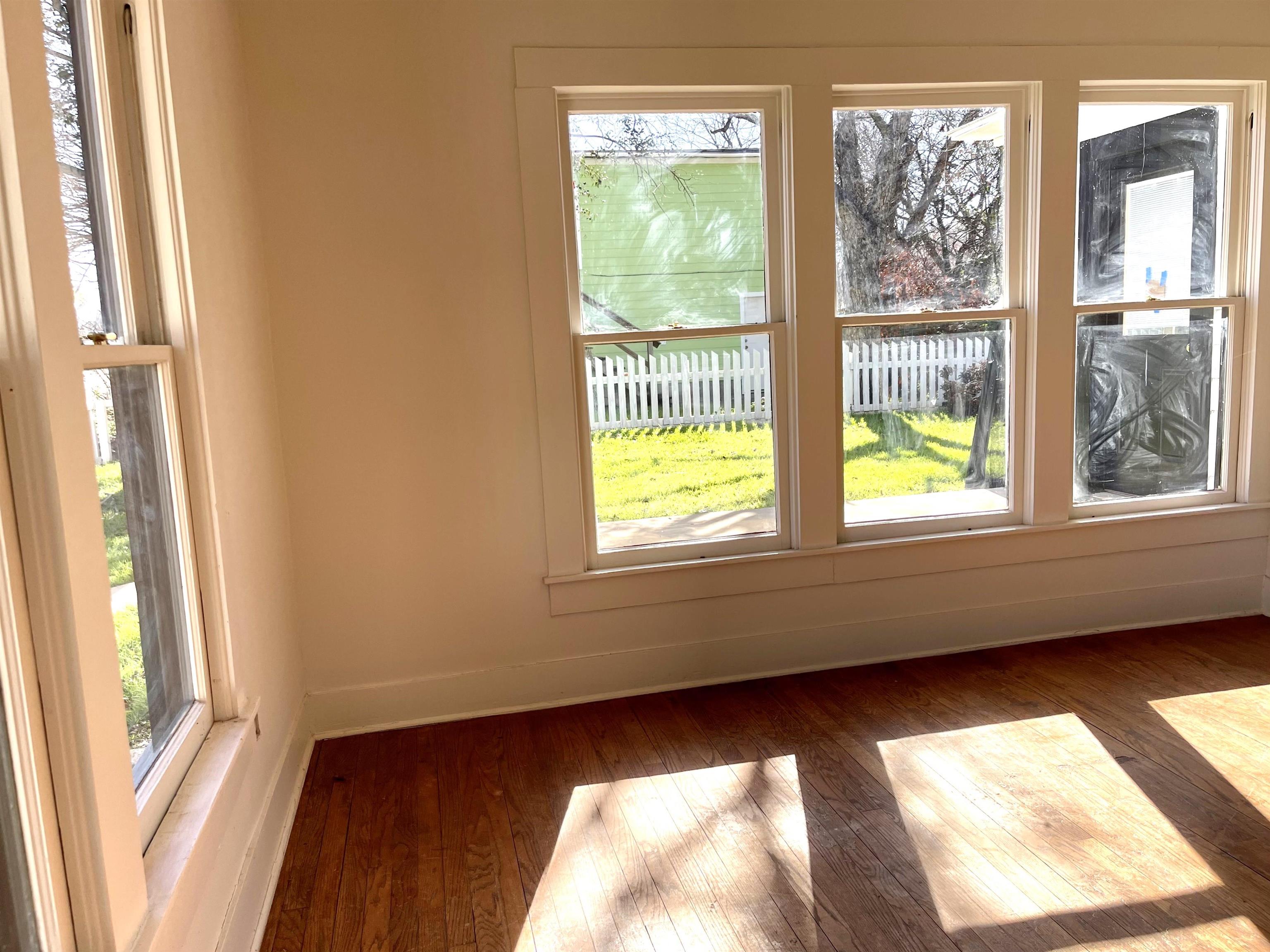 110 E Lampasas