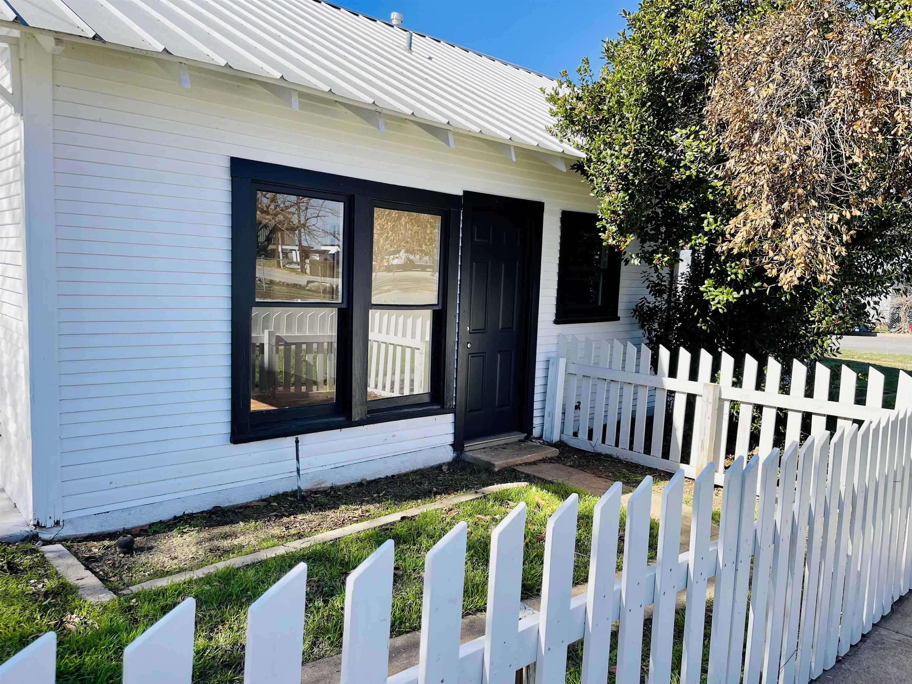 110 E Lampasas