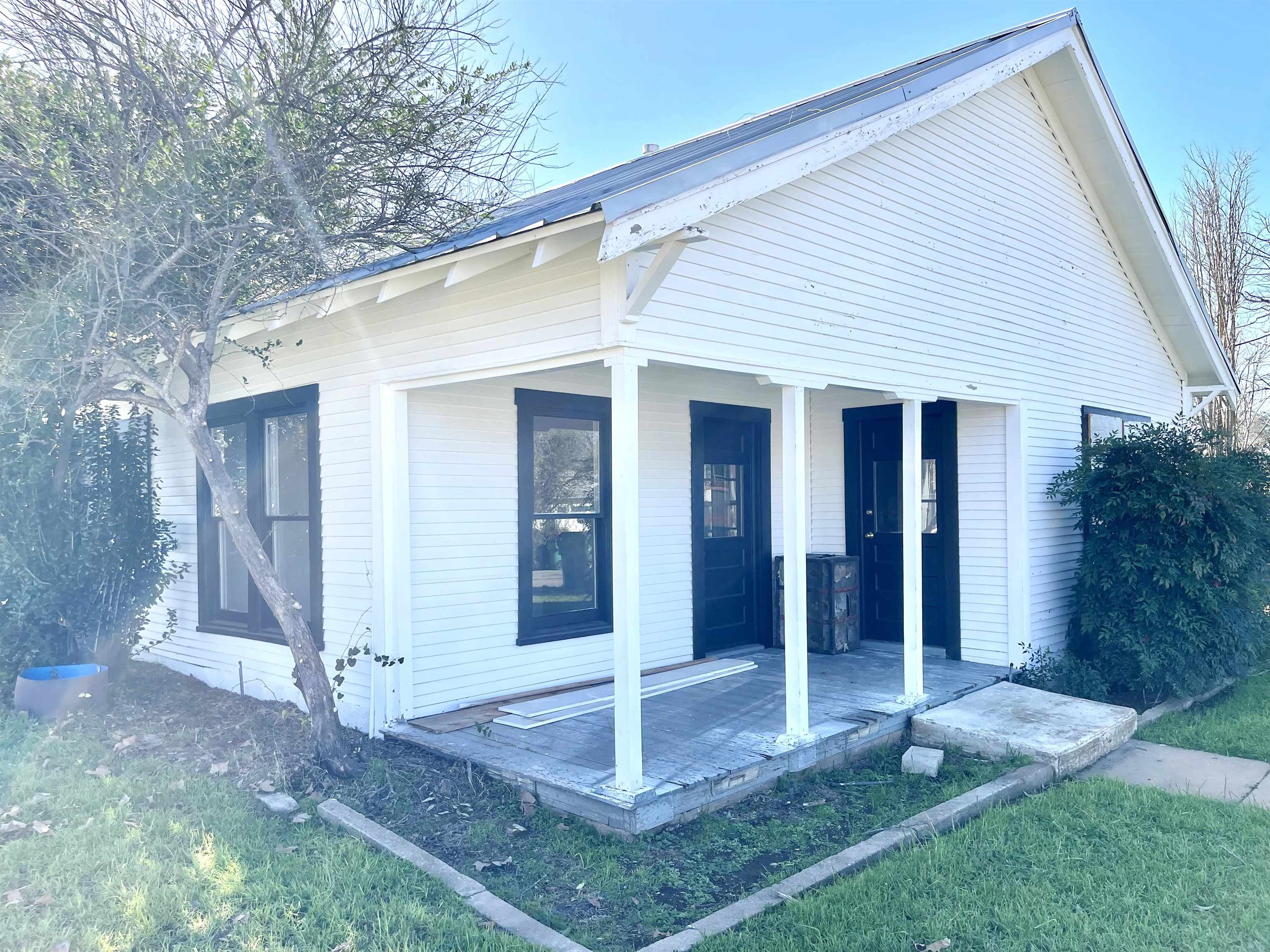 110 E Lampasas