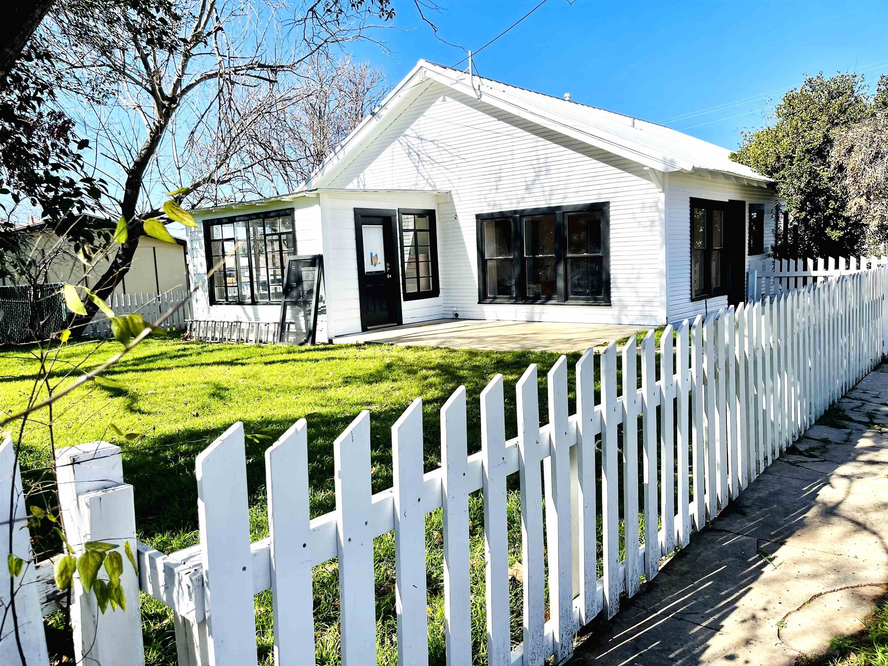 110 E Lampasas