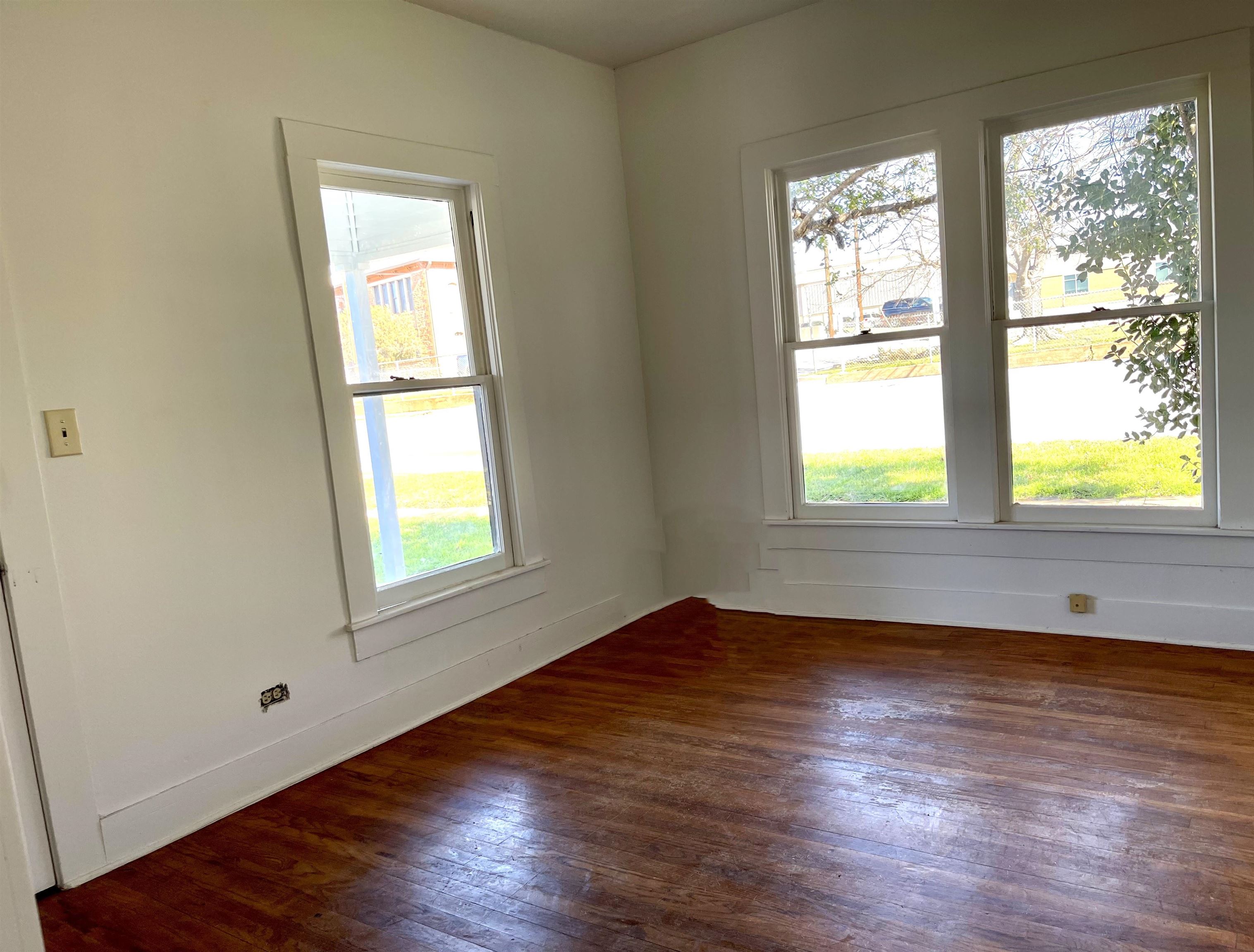110 E Lampasas