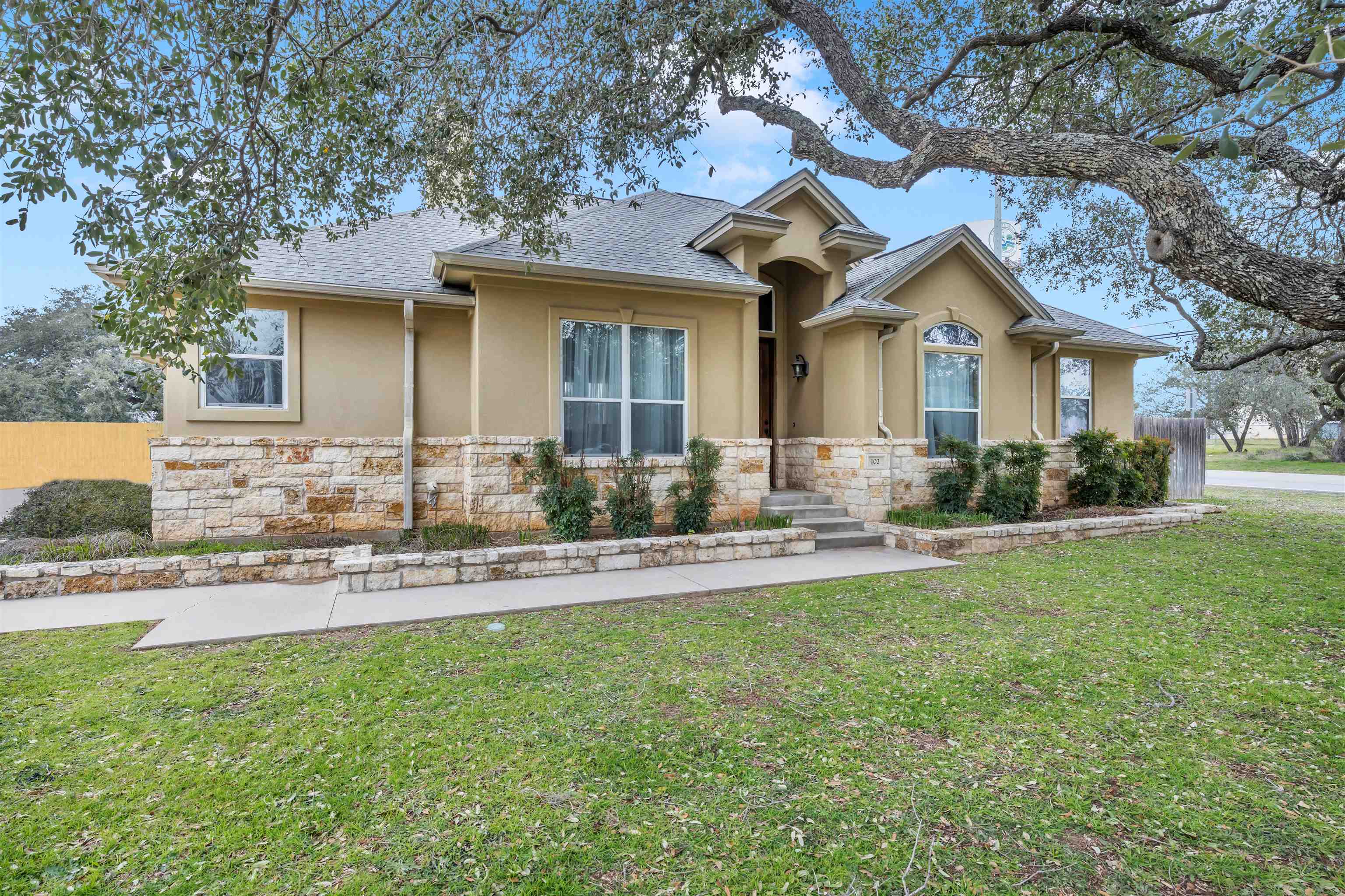 102 Oakwood Drive