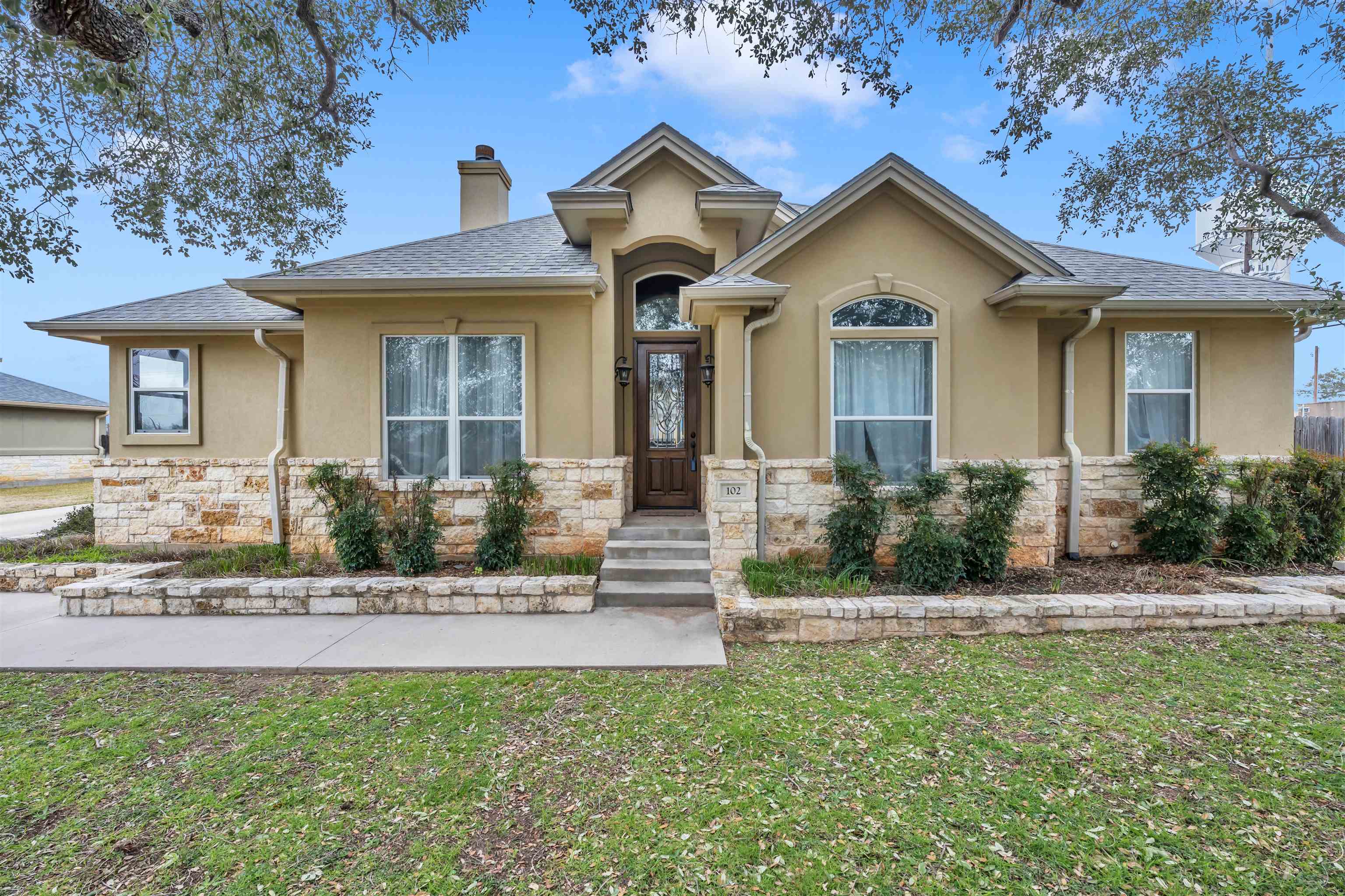 102 Oakwood Drive