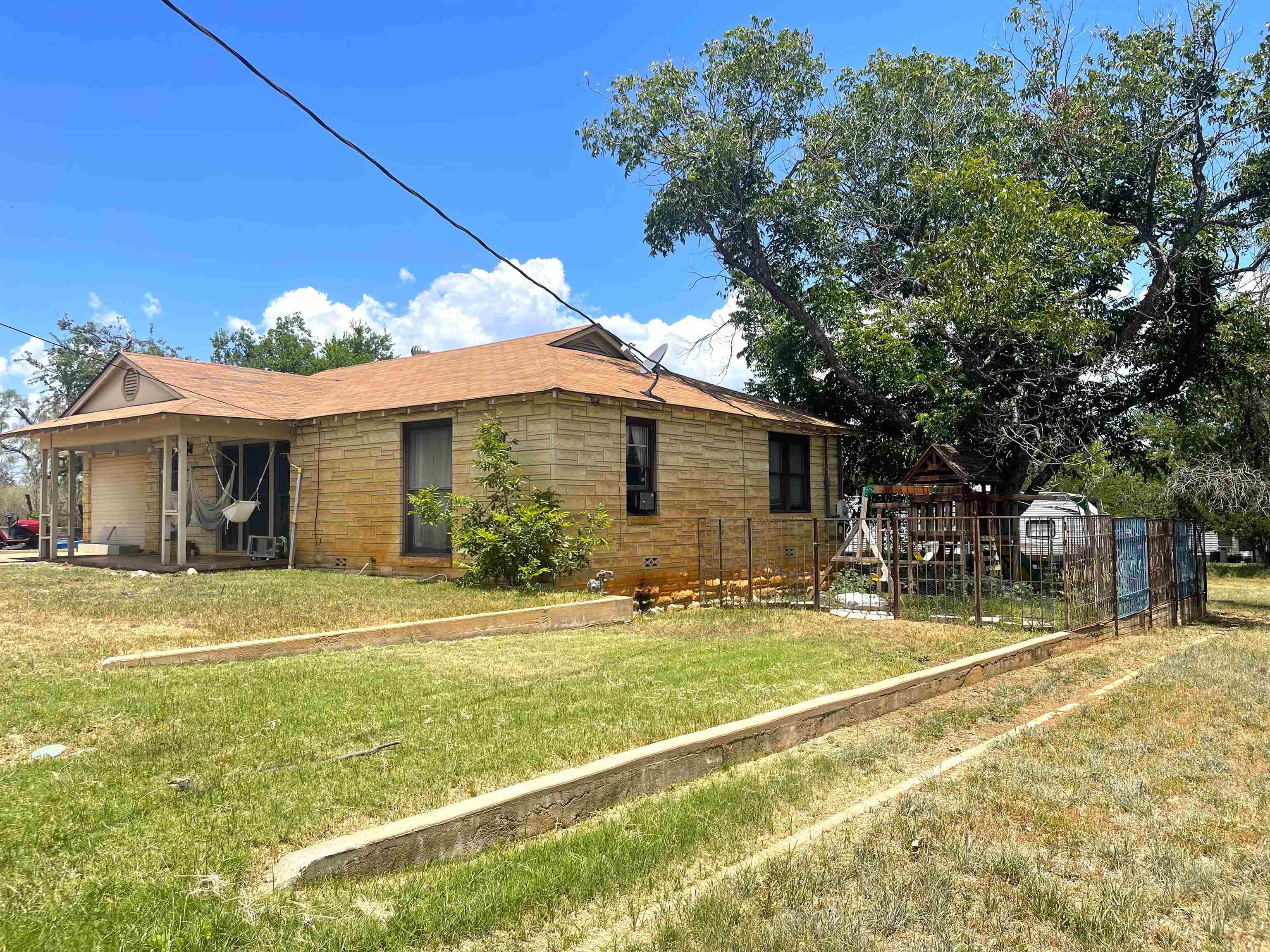 409 W Wallace