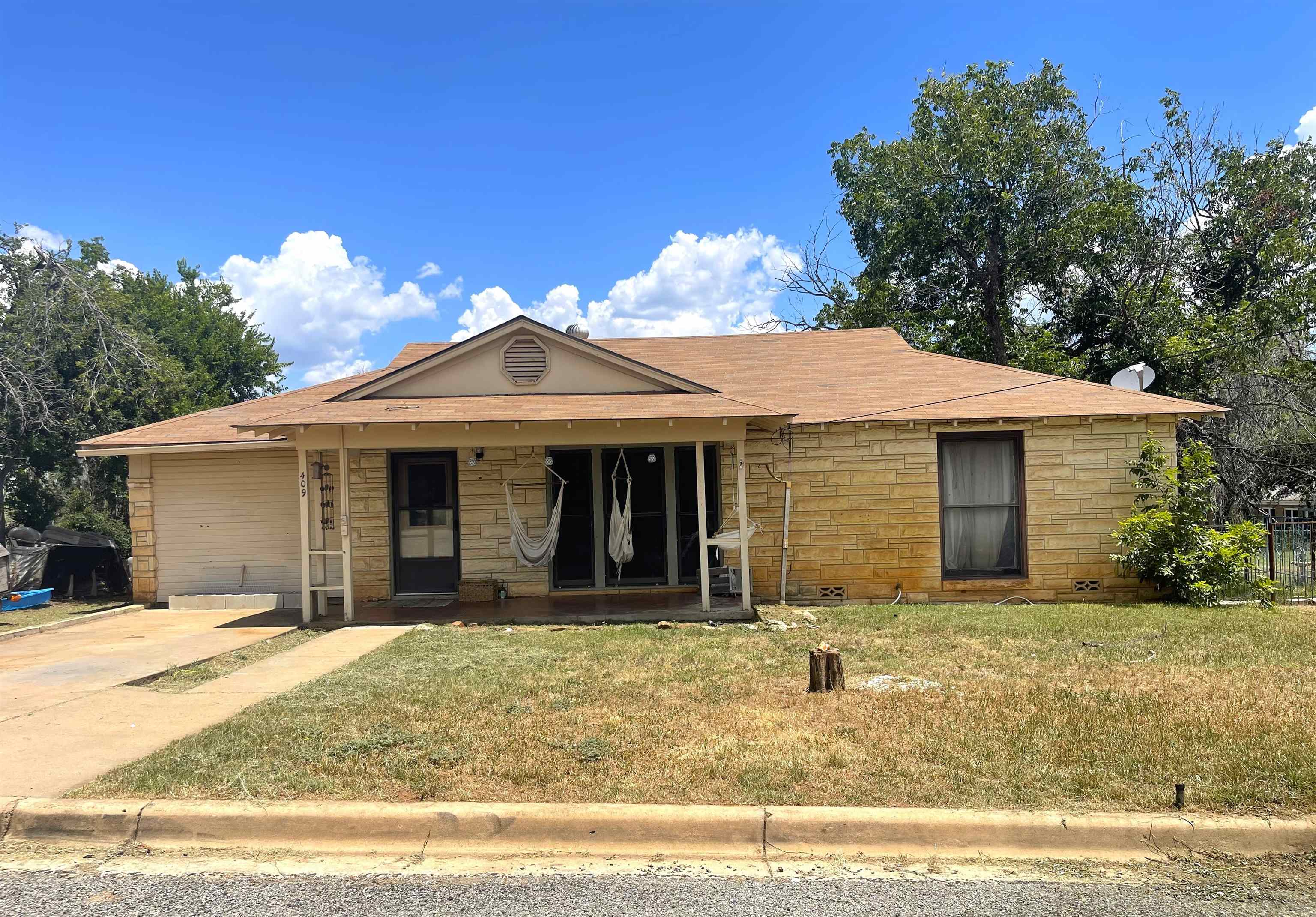 409 W Wallace