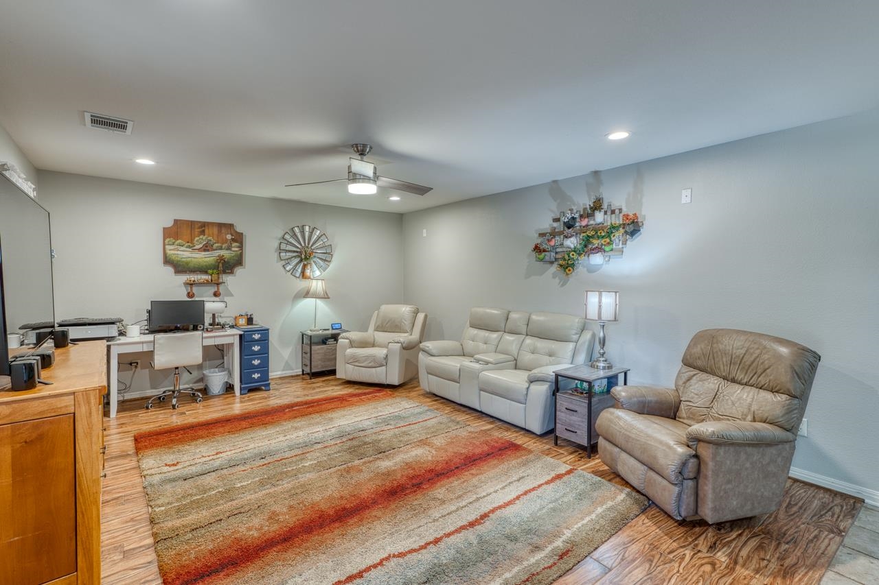 215 E Mountain View Dr.