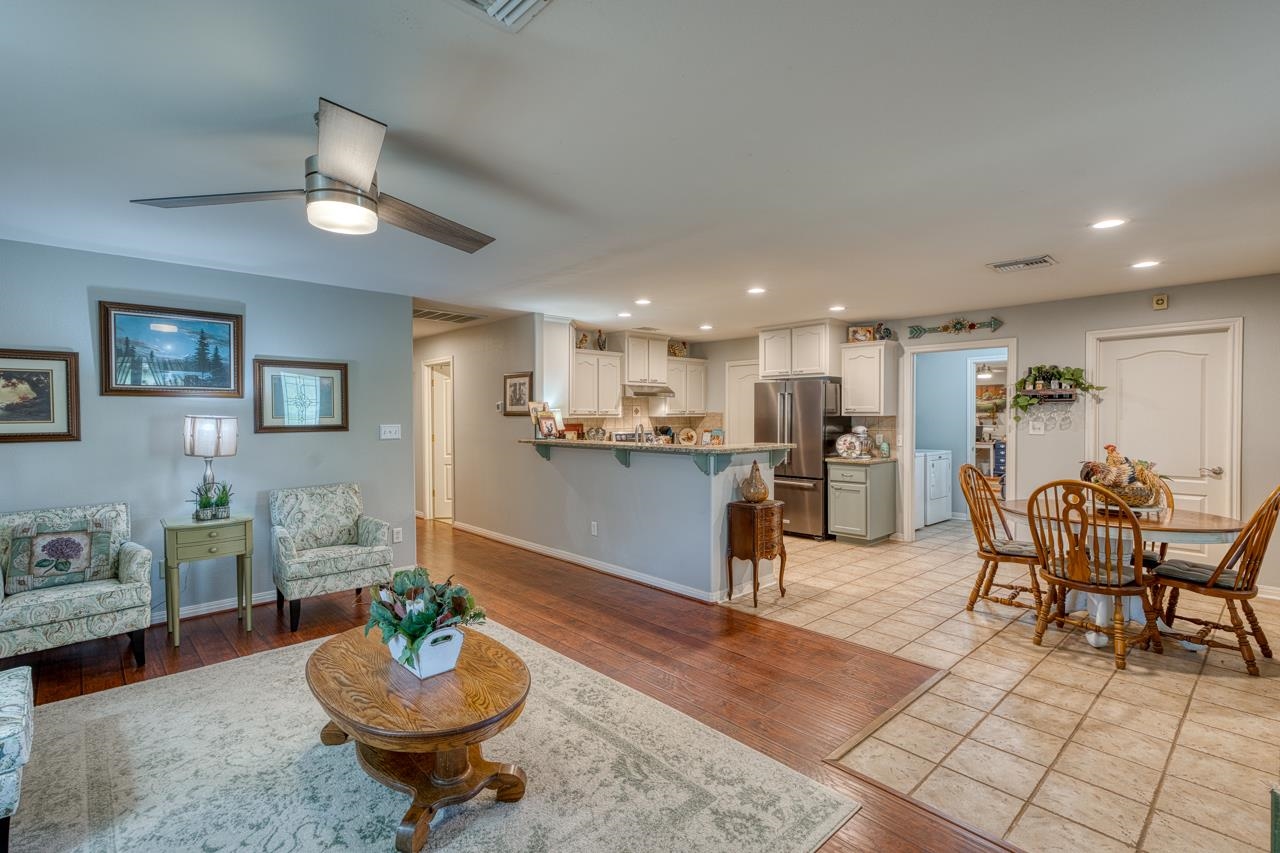 215 E Mountain View Dr.