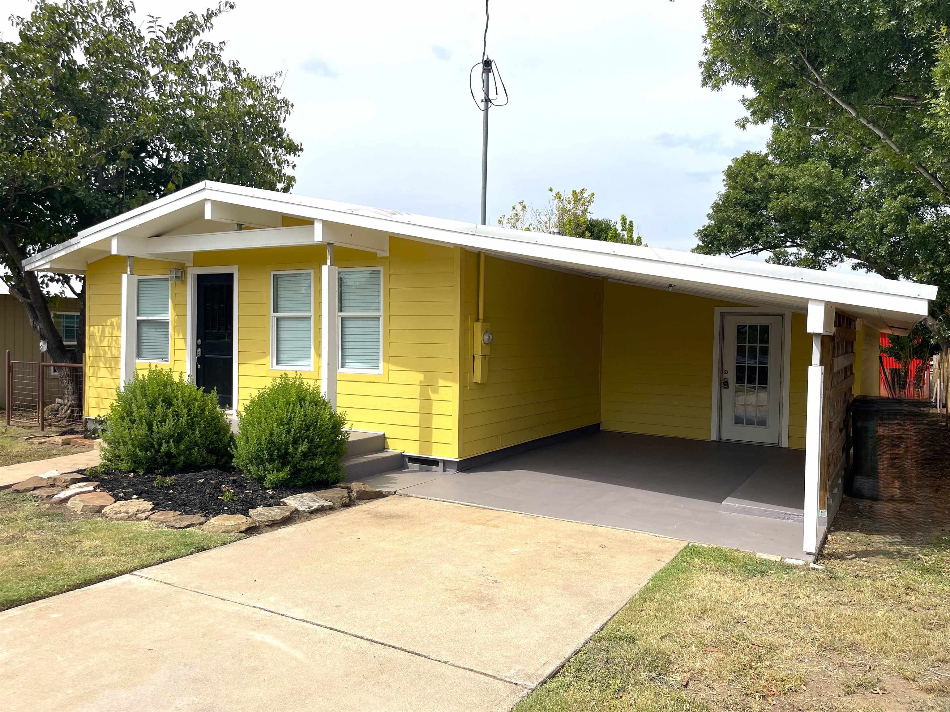 1007 E Wallace