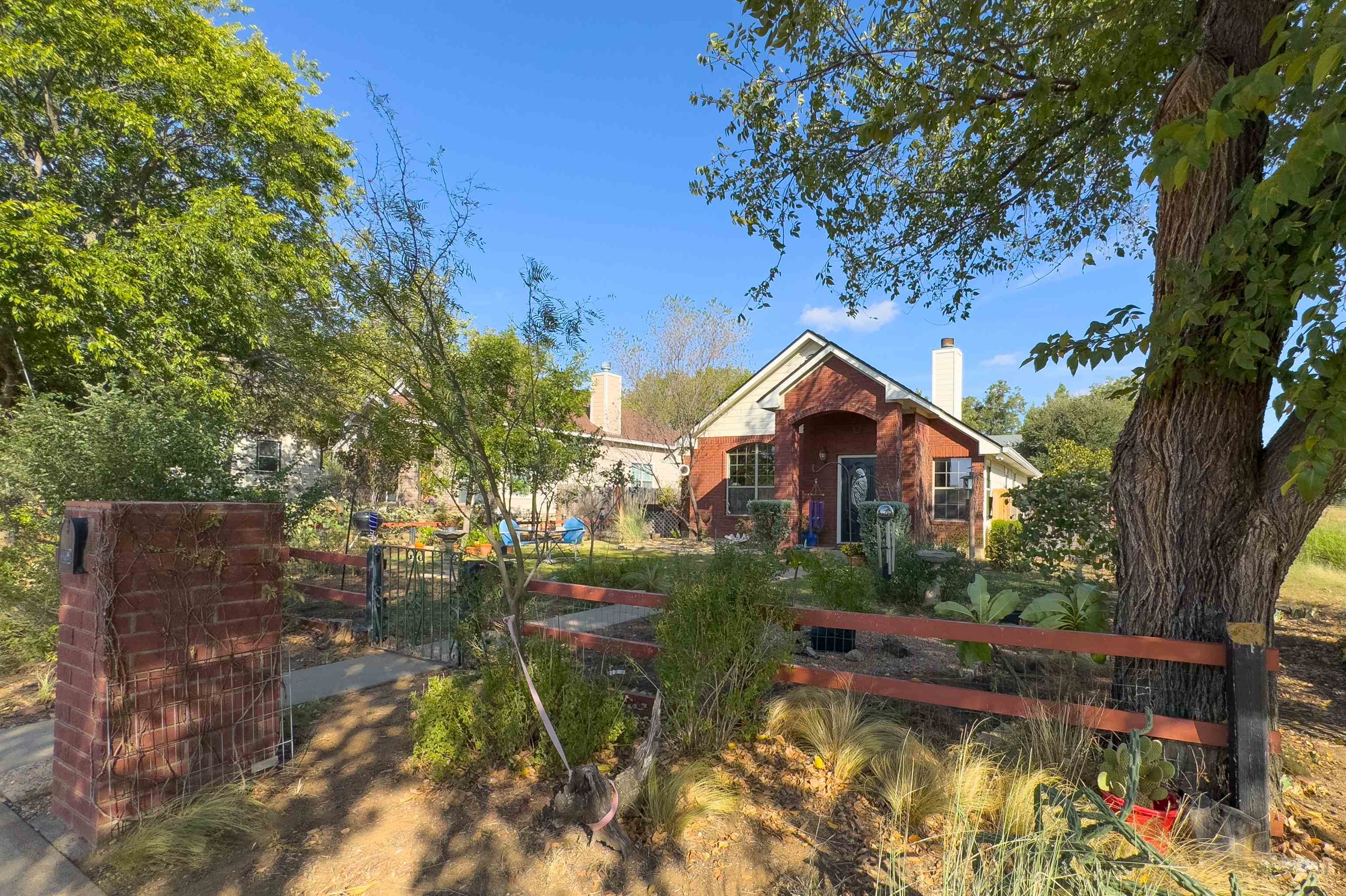 1109 E College