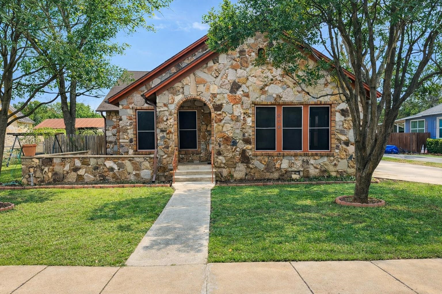 206 E Sandstone