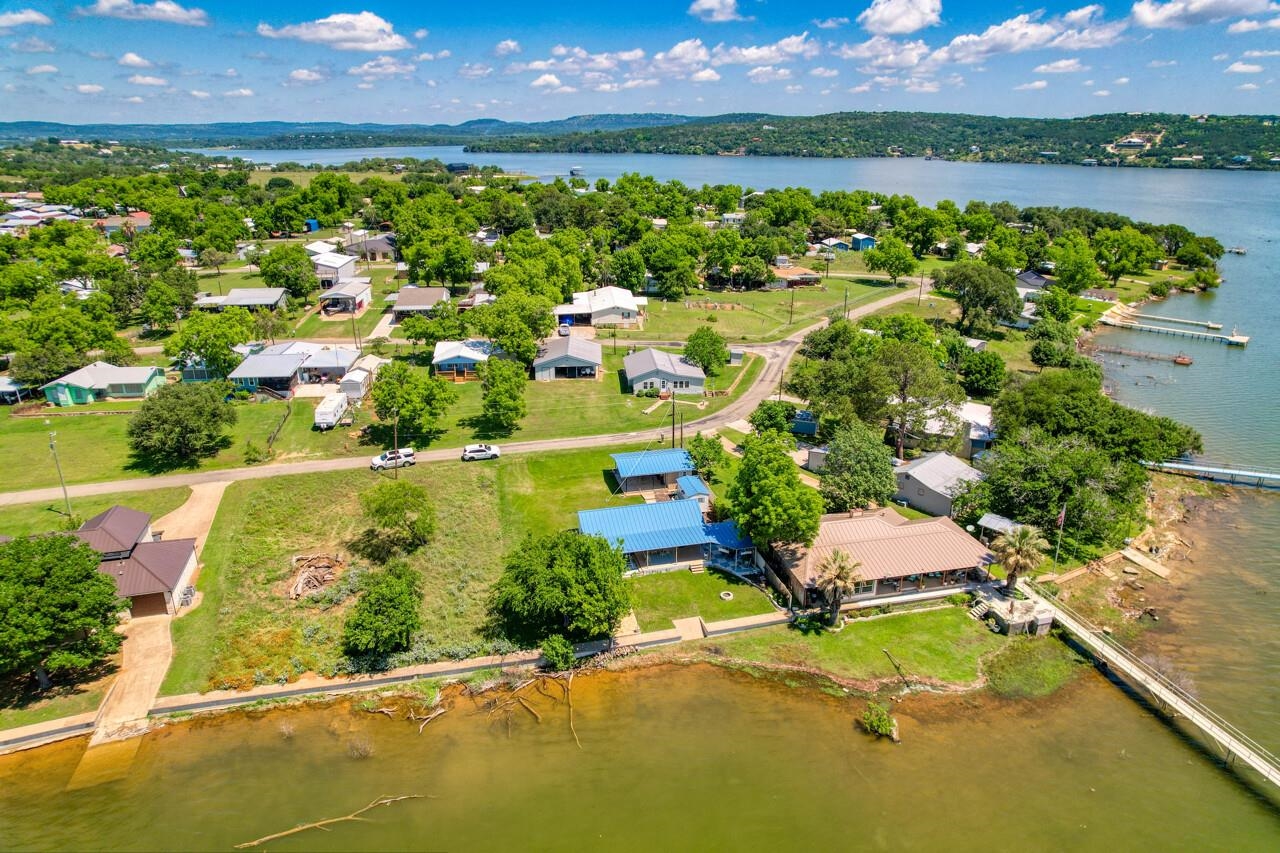 809 Lakeshore Loop