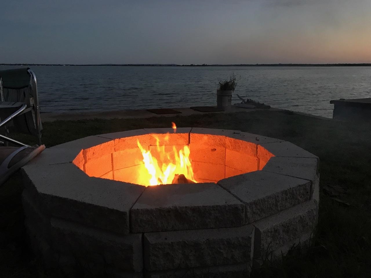 809 Lakeshore Loop