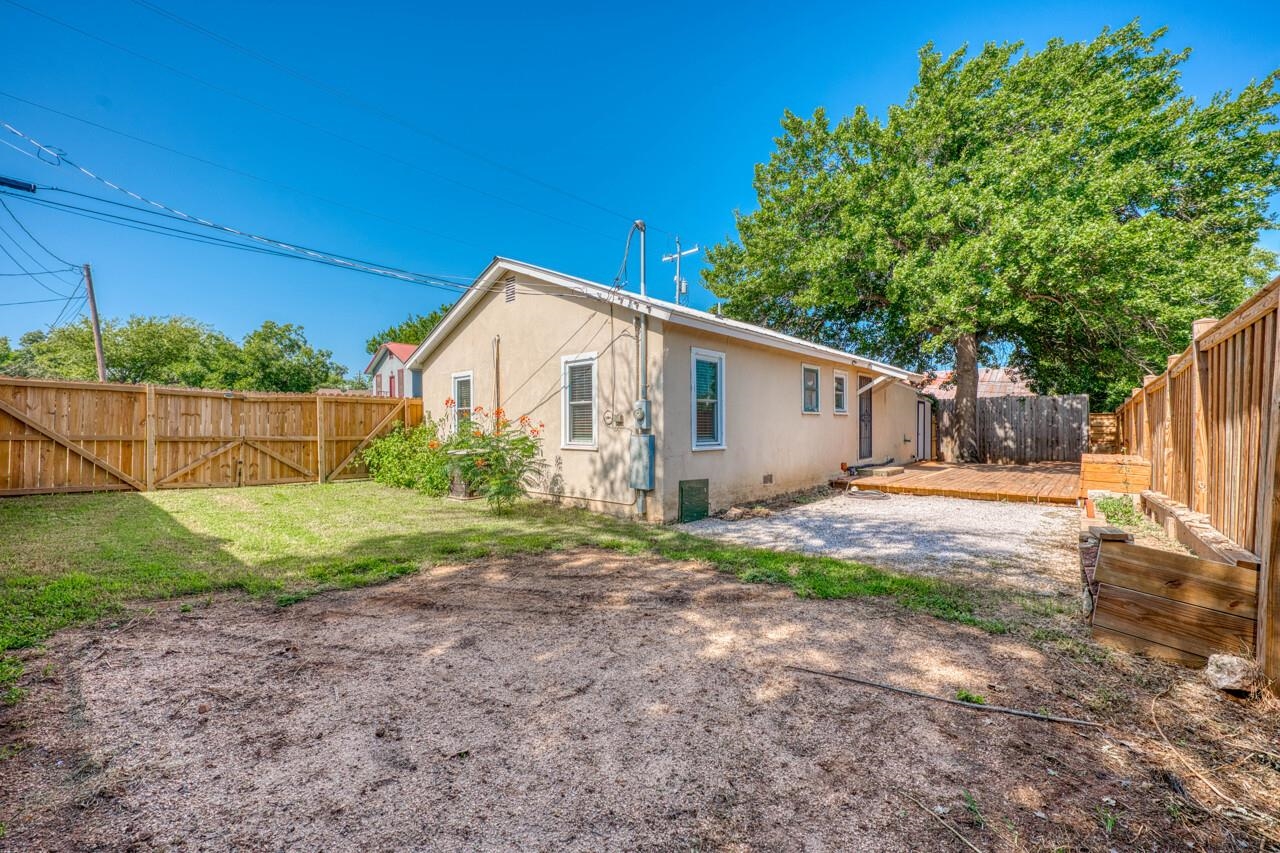 103 E Lampasas