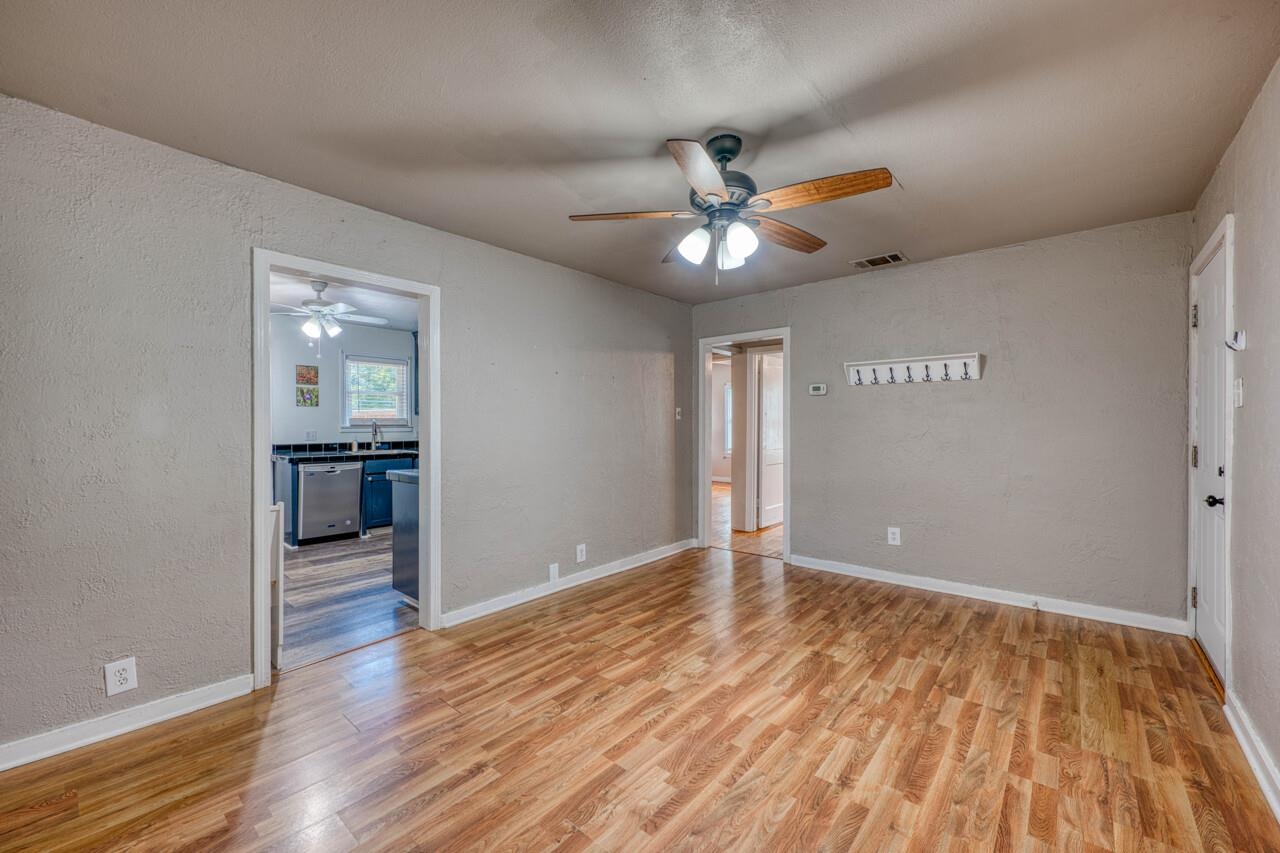 103 E Lampasas
