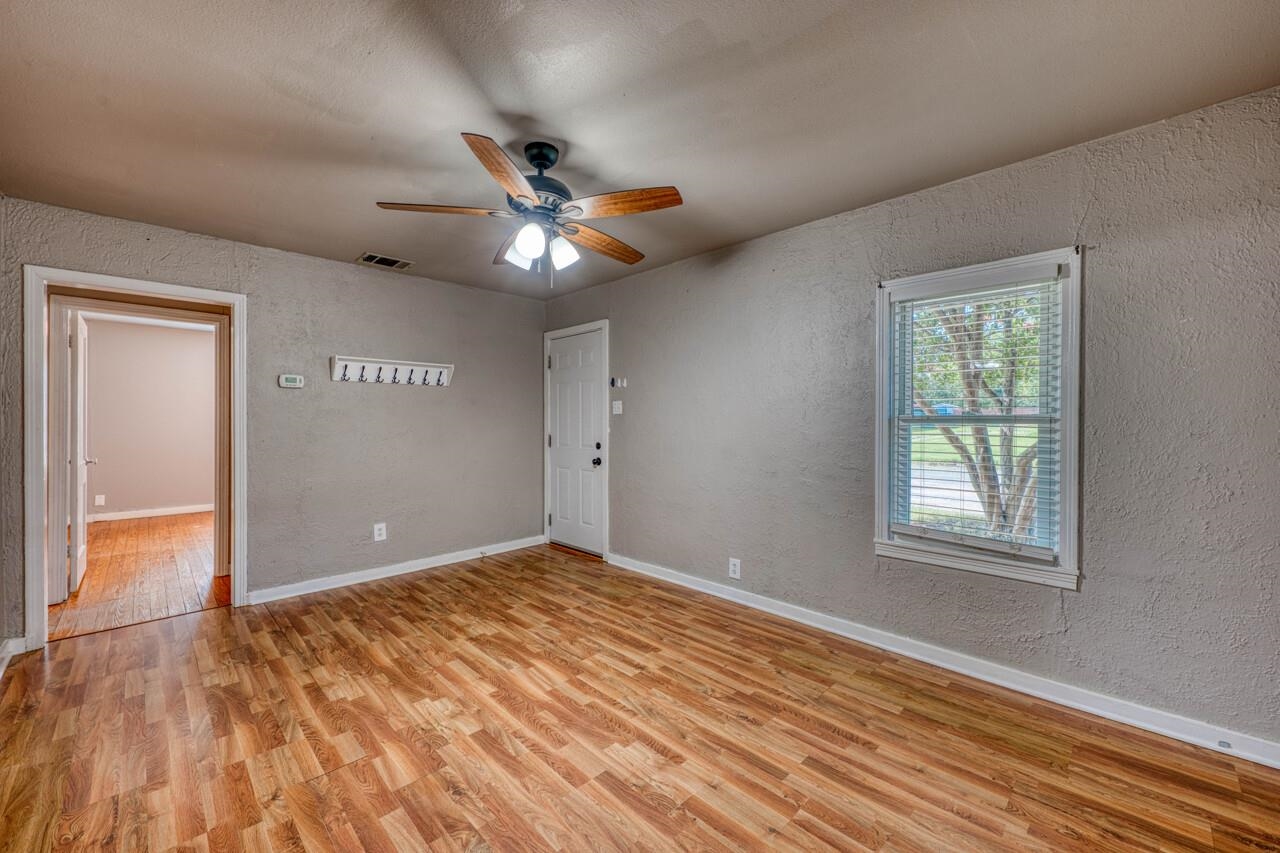 103 E Lampasas