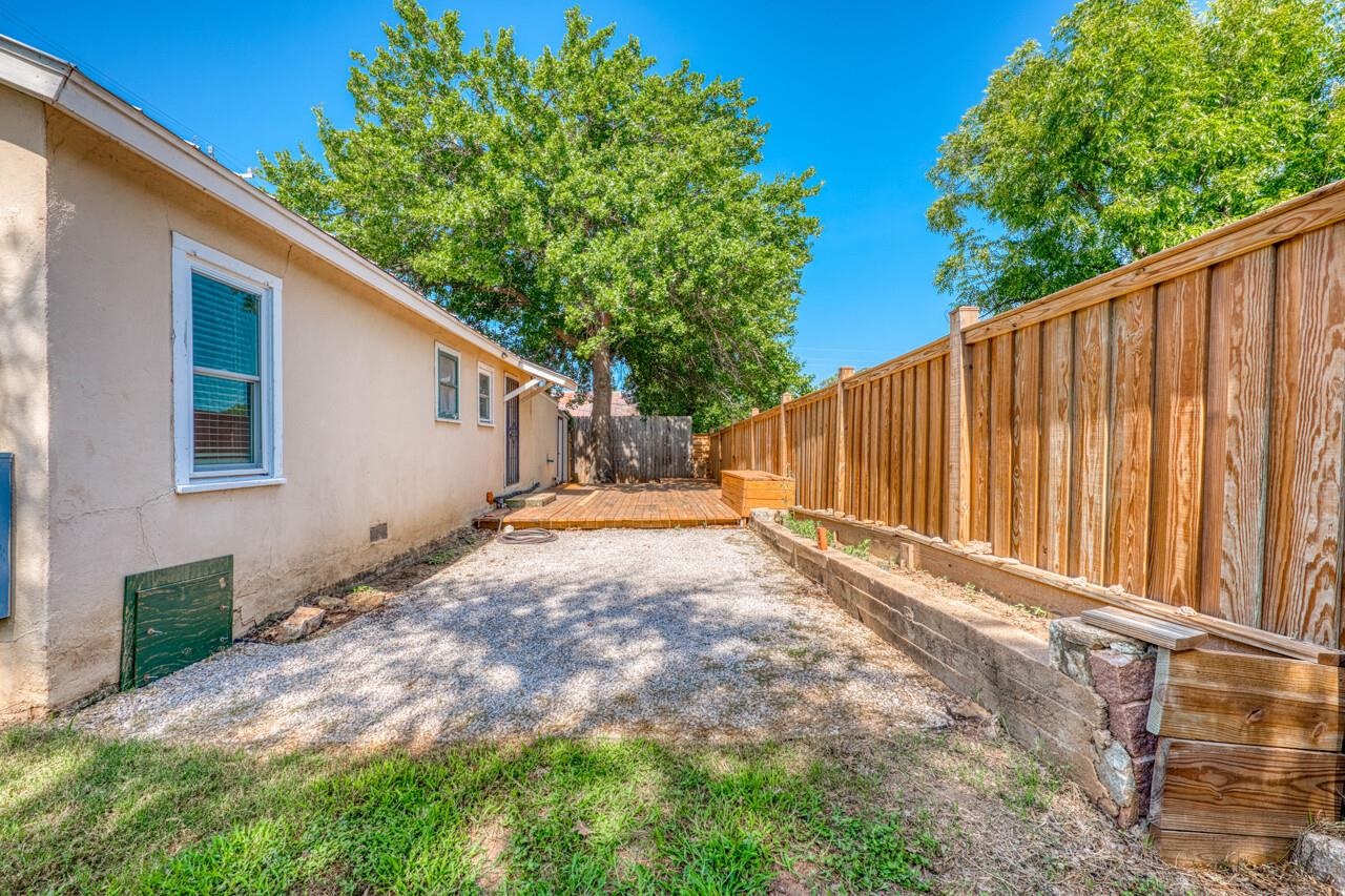 103 E Lampasas