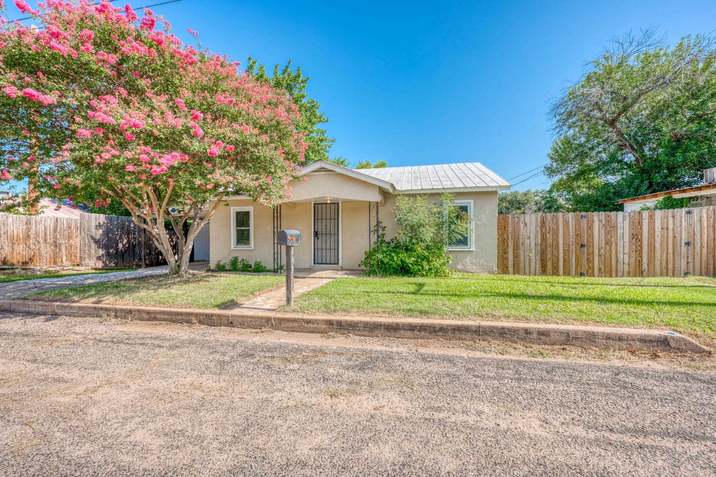 103 E Lampasas