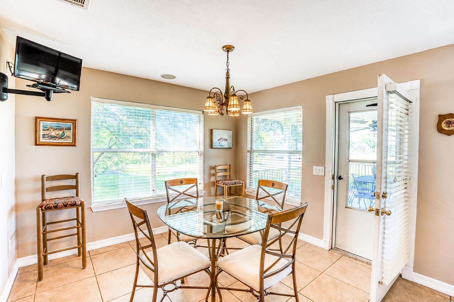 220 W Lakecrest