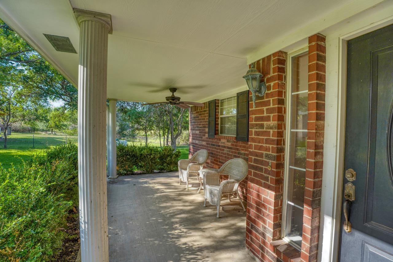 220 W Lakecrest