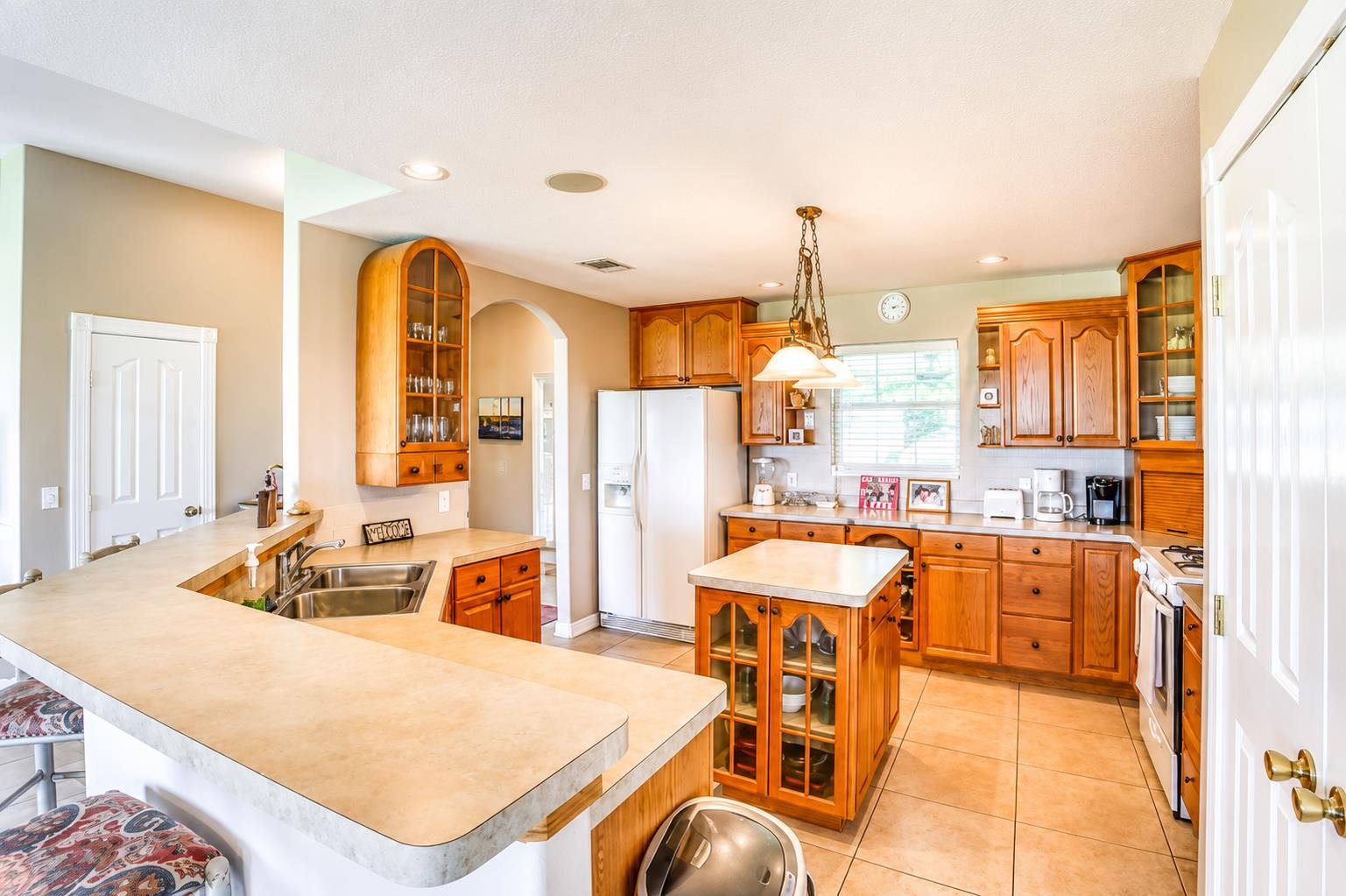 220 W Lakecrest
