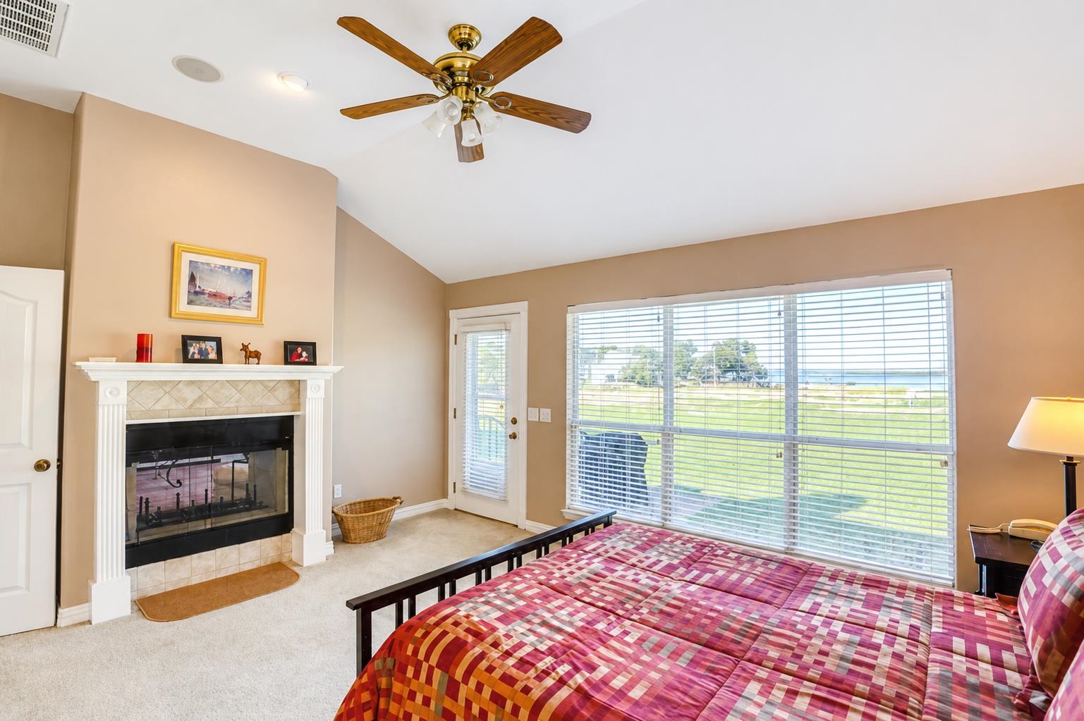 220 W Lakecrest