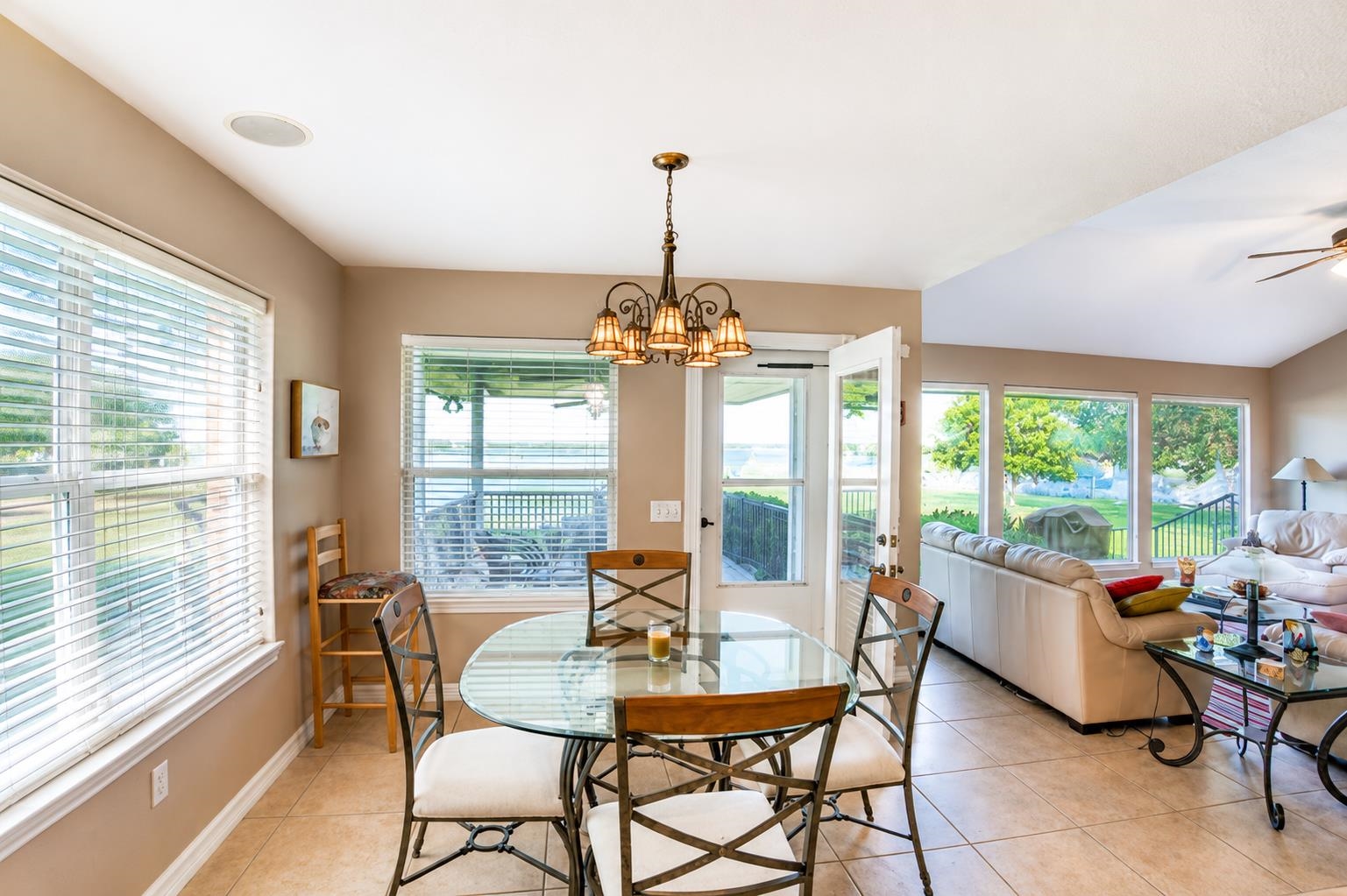 220 W Lakecrest