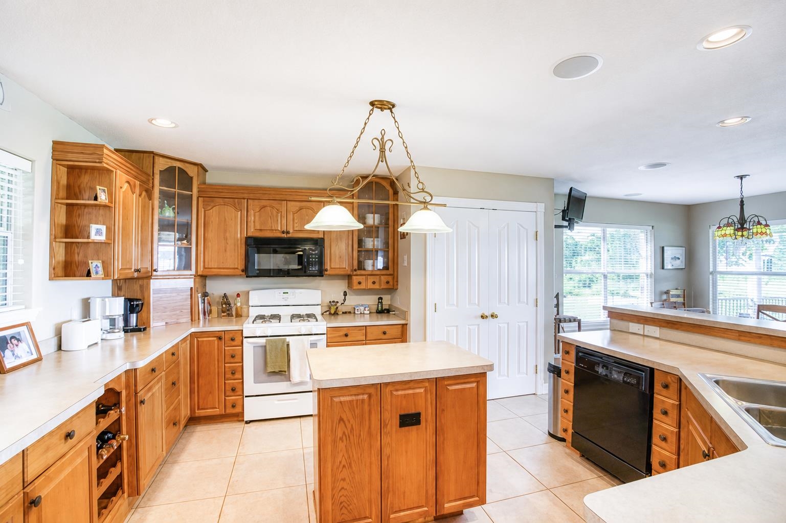 220 W Lakecrest