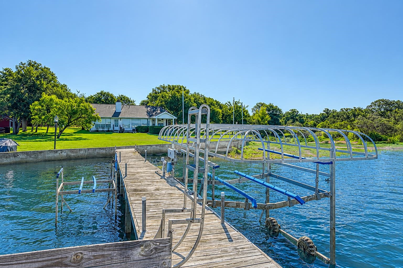 220 W Lakecrest